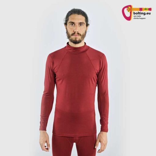 Mann in weinrotem Black Yak Herren Gurla Merino Baselayer Longsleeve von vorne.