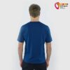 Mann mit blauem Black Yak Herren Ramo Yak Logo T-Shirt von hinten.