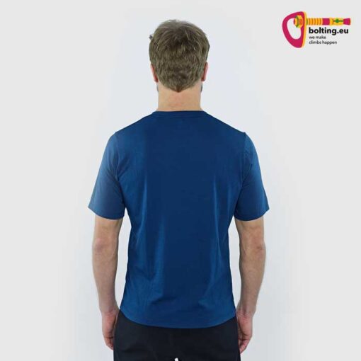 Mann mit blauem Black Yak Herren Ramo Yak Logo T-Shirt von hinten.