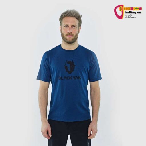 Mann in blauem Black Yak T-Shirt von vorne.