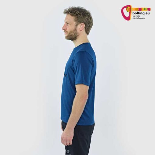 Mann in blauem Black Yak T-Shirt von der Seite.