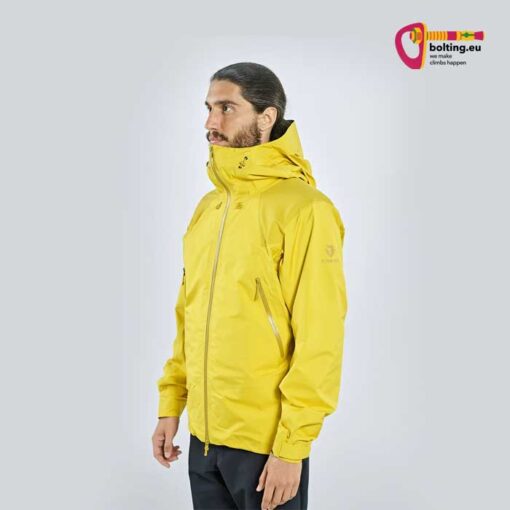 Mann mit Bart in einer gelbem Black Yak Gore Tex Bergjacke.