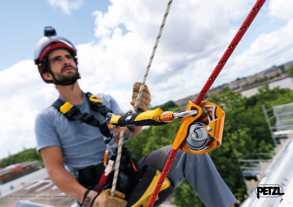 Werbebild des bolting.eu Shop für Industriekletter Ausrüstung mit Höhenarbeiter beim Abseilen mit mitlaufendem Auffanggerät an rotem Seil.