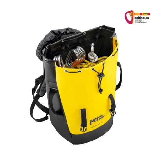 Schwarz-gelber Petzl Transport 45 Industriekletter Rucksack geöffnet mit Karabinern darin.