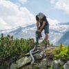 Arbeiter beim Alpinen Wegbau mit Fischer Meissel 25mm SDS Max auf einem Bohrhammer.