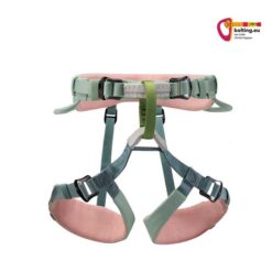 Jadegrüner Petzl Macchu Kinderklettergurt von vorne vor weißem Hintergrund.