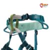 Detail eines Petzl Macchu Klettergurtes mit dem Hüftband und den Anseilschlaufen.
