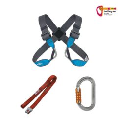 Schwarz blauer Rock Empire Vario Eight Klettersteig Brustgurt mit roter Verbindungsschlaufe und Karabiner auf weißem Quadrat.