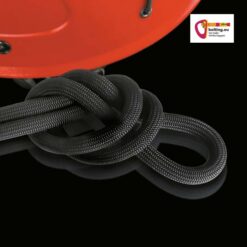 Schwarzes Kletterseil in Achterknoten gebunden neben roter Seilrolle.