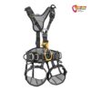 Schwarzer Petzl Astro Industrieklettergurt vertikal aufgespannt von seiner Vorderseite.