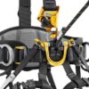 Detail eines Petzl Industrieklettergurtes mit bauchseitiger Anseilöse und oranger Bruststeigklemme.