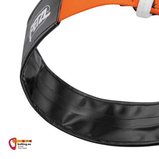 Schwarze Beinschlaufe des Petzl Aven Speleogurtes mit TPU Material überzogen.
