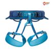 Blauer Petzl Corax Allroundklettergurt von der Vorderseite auf weißem Quadrat.