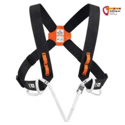 Schwarz oranger Petzl Explo Brustgurt von der Vorderseite auf weißem Hintergrund.