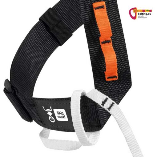 Detailaufnahme des Schulterriemens des schwarz-weiß-orangen Petzl Explo Brustgurtes.