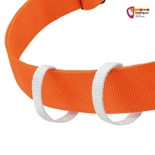 Orange weiße Materialschlaufen eines Petzl Superavanti Höhlengurtes.