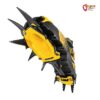 Gelb-schwarzes Grivel G12 Steigeisen von der Unterseite mit montiertem Bergschuh.