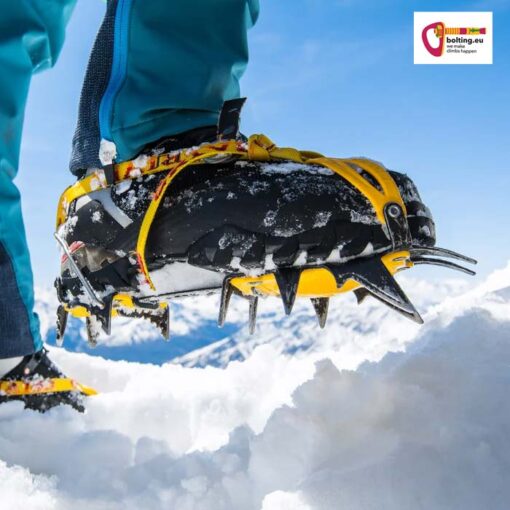 Bergschuh mit Grivel Steigeisen G12 beim Auftreten im Schnee.