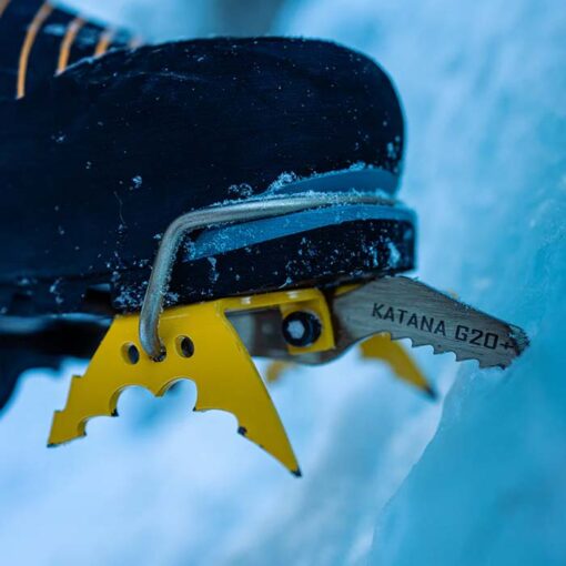 G20+ Katana Frontzacken von Grivel auf Steigeisen in einem Eisfall fotografiert.