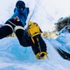 Eiskletterer in Eisfall von unten mit Grivel Katana 20 Plus Front Points am Steigeisen.