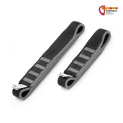 Zwei schwarze Kong Express Shape Schlingen quer auf weißem Hintergrund.
