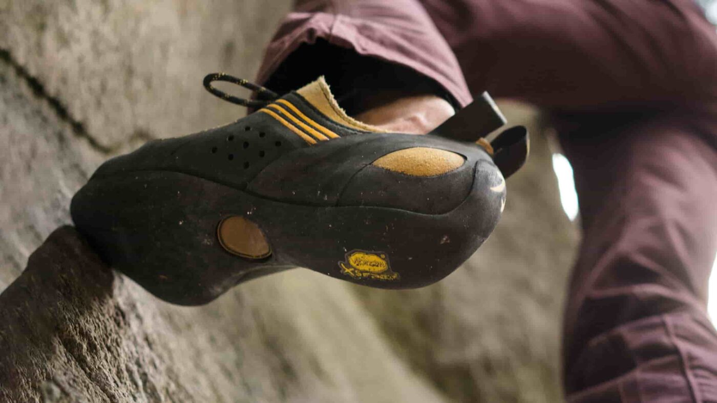 Kletterschuh mit Vibram XS Edge Gummi auf einer Felswand.