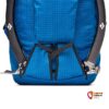 Blauer Rucksack mit zwei Eisgeräten montiert.