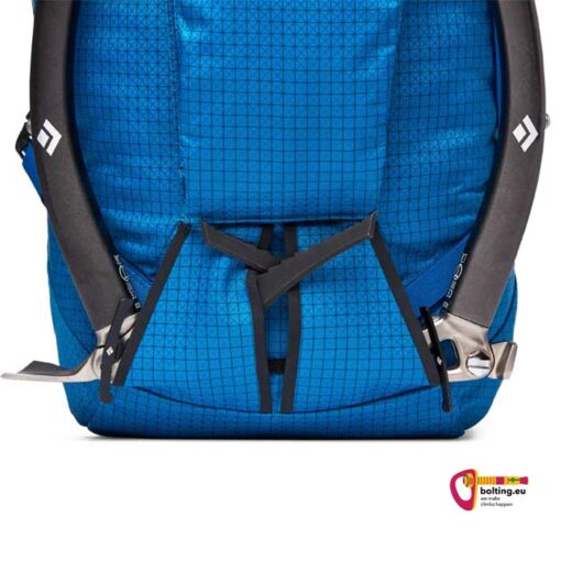 Blauer Rucksack mit zwei Eisgeräten montiert.