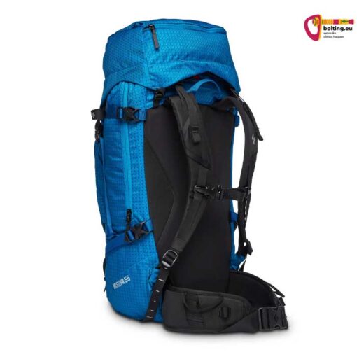 Blau schwarzer Black Diamond Mission 55 Alpinrucksack von der Rückseite auf weißem Hintergrund.