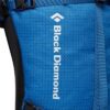 Weißes Black Diamond Logo auf blauem Stoff eines Alpinrucksackes.