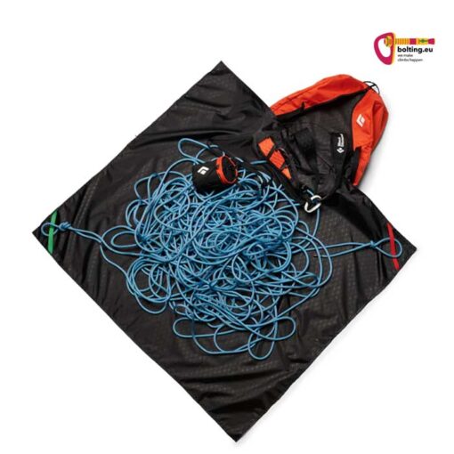 Ausgebreitete Seilplane mit blauem Seil neben Kletterrucksack.