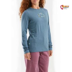 Modell mit blauem Blaues E9 Fiona Langarm Damen Klettershirt von vorne.