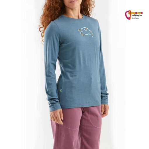 Modell mit blauem Blaues E9 Fiona Langarm Damen Klettershirt von vorne.
