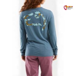 Modell mit blauem Blaues E9 Fiona Langarm Damen Klettershirt von hinten.