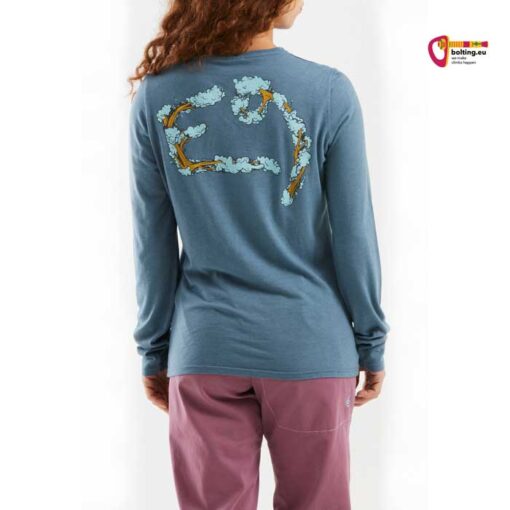 Modell mit blauem Blaues E9 Fiona Langarm Damen Klettershirt von hinten.