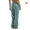 Türkise E9 Onda VS Thymus Damen Kletterhose von der Vorderseite mit Rücken eines Modell vor weißem Hintergrund.