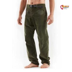 E9 Onda Belt VS Herren Kletterhose aus Cord Stoff und junglegreen Farbe von vorne an Model mit Bauchausschnitt.