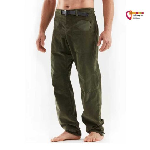 E9 Onda Belt VS Herren Kletterhose aus Cord Stoff und junglegreen Farbe von vorne an Model mit Bauchausschnitt.