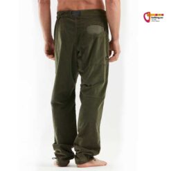 E9 Onda Belt VS Herren Kletterhose aus Cord Stoff und junglegreen Farbe von der Rückseite an Model mit Bauchausschnitt.