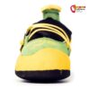 Grün gelber La Sportiva Stickit Kinderkletterschuh von der Vorderseite vor weißem Hintergrund.