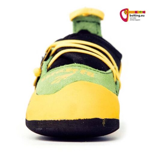 Grün gelber La Sportiva Stickit Kinderkletterschuh von der Vorderseite vor weißem Hintergrund.