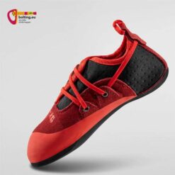 Rot schwarzer La Sportiva Stickit Kinderkletterschuh von der Seite vor weißgrauem Hintergrund.