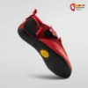 Rot schwarzer La Sportiva Stickit Kinderkletterschuh von unten vor weißgrauem Hintergrund.