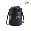 Schwarzer Petzl Bucket 15 Seilsack von vorne auf weißem Hintergrund.
