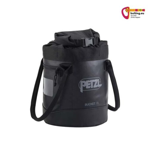 Schwarzer Petzl Bucket 15 Seilsack von vorne auf weißem Hintergrund.