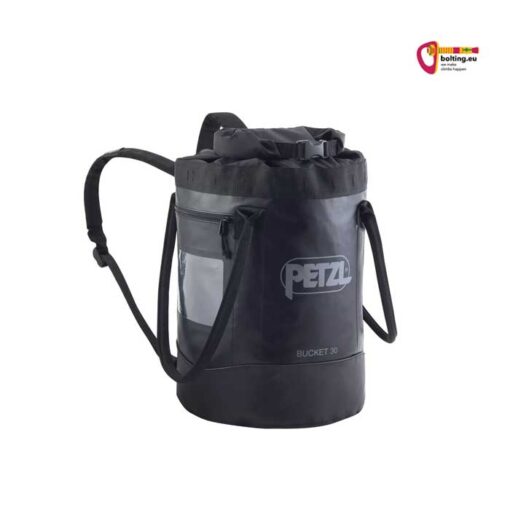 Schwarzer Petzl Bucket 30 Seilsack von vorne auf weißem Hintergrund.