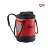 Roter Petzl Bucket 30 Seilsack von vorne auf weißem Hintergrund.