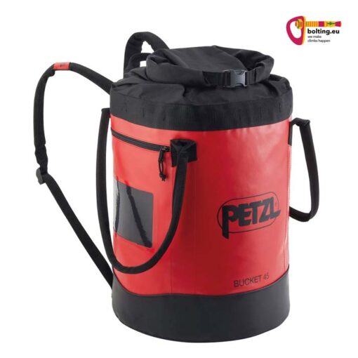 Roter Petzl Bucket 45 Transportsack auf weißem Hintergrund.
