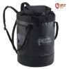 Schwarzer Petzl Bucket 45 Transportsack auf weißem Hintergrund.