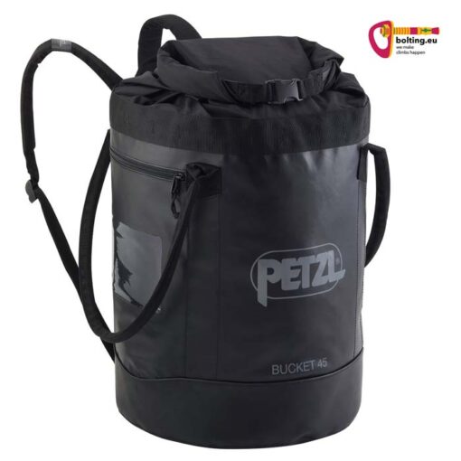 Schwarzer Petzl Bucket 45 Transportsack auf weißem Hintergrund.